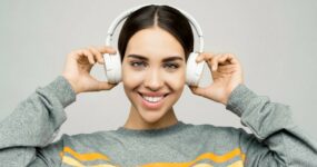 Fones de ouvido na cor branca