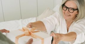 Mãe recebendo um presente do filho